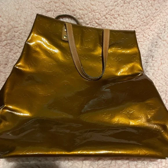 LOUIS VUITTON TOTE.. BRONZE VERNIS DESIGN. GREAT BAG Stored in a dust bag. - Picture 2 of 11